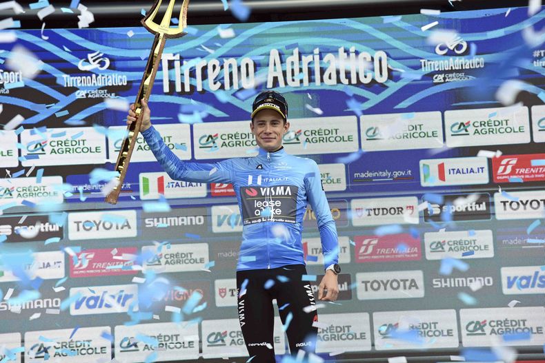 Jonas Vingegaard celebra tras coronarse campeón de la carrera ciclista Tirreno-Adriático, el domingo 10 de marzo de 2024, en San Benedetto del Tronto, Italia. (Gianmattia DAlberto/LaPresse vía AP)