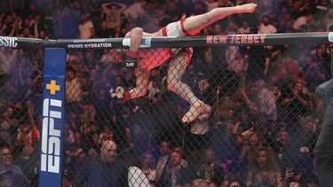 El georgiano Merab Dvalishvili corre a saludar al presidente Donald Trump tras ganar una pelea por el cetro gallo ante Sean OMalley en la función UFC 316, el sábado 7 de junio de 2025 en Newark, Nueva Jersey (AP Foto/Frank Franklin II)