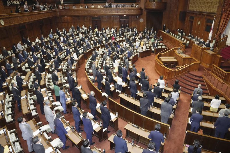 Legisladores japoneses permanecen de pie al aprobar una ley penal enmendada en la cámara alta el viernes 16 de junio de 2023, en Tokio. El Parlamento elevó la edad de consentimiento sexual a 16 años, de los 13 en la que estaba. (Kyodo News vía AP)