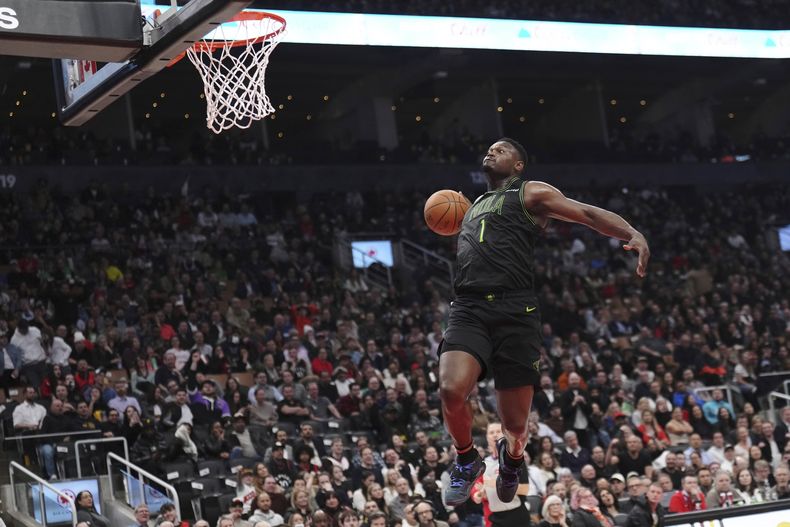El alero de los Pelicans de Nueva Orleans Zion Williamson clava el balón en el encuentro ante los Raptors de Toronto del martes 5 de marzo del 2024. (Nathan Denette/The Canadian Press via AP)