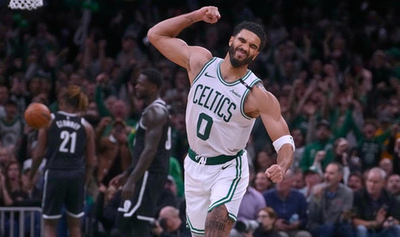 Jayson Tatum, de los Celtics de Boston, festeja tras encestar un triple en el duelo ante los Nets de Brooklyn, el martes 27 de octubre de 2026 (AP Foto/Charles Krupa).