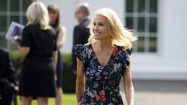En medio de crisis, asesores de Trump evaden las cámaras