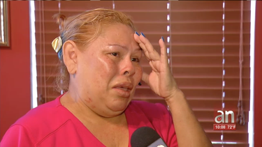 un hombre le dio una brutal golpiza a una mujer en la entrada de su casa para robarle una cadena