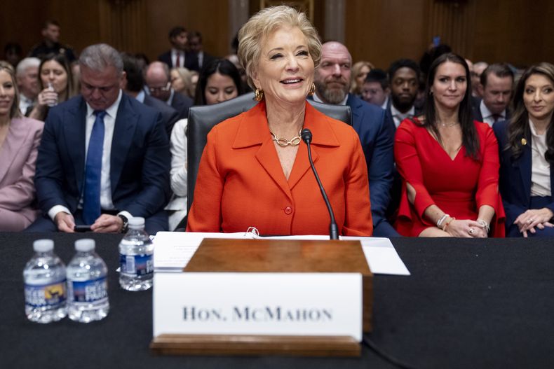 ARCHIVO – Linda McMahon, nominada por el presidente Donald Trump como secretaria de Educación, llega a una audiencia de la Comisión de Salud, Educación y Trabajo en relación con su nominación, el jueves 13 de febrero de 2025, en Washington. (AP Foto/Jacquelyn Martin, Archivo)