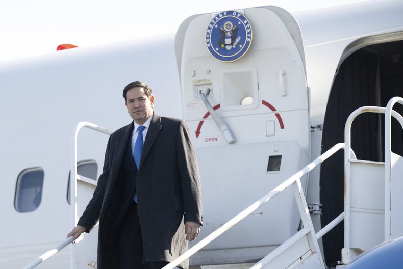El secretario de Estado de Estados Unidos, Marco Rubio, desembarca de un avión militar a su llegada al aeropuerto internacional Quebec City Jean Lesage en Quebec, Canadá, el 12 de marzo de 2025, en su viaje a una reunión de ministros de Exteriores del G7. (Saul Loeb/Pool Foto via AP)