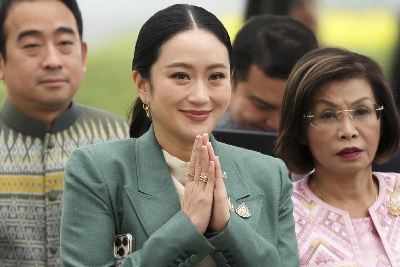 La primera ministra de Tailandia, Paetongtarn Shinawatra, en el centro, llega a la Casa de Gobierno para una reunión del gabinete en Bangkok, Tailandia, el marte 1 de julio de 2025. (AP Foto/Sakchai Lalit)