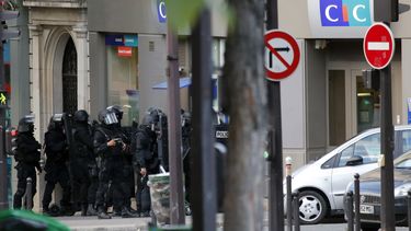 americateve | Agentes de la polic&iacute;a permanecen afuera de un banco donde un individuo armado hab&iacute;a tomado rehenes en Par&iacute;s, Francia, el viernes 18 de octubre de 2013. El individuo, que exig&iacute;a una vivienda a las autoridades, se entreg&oacute;