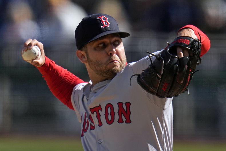 Kutter Crawford, abridor de los Medias Rojas de Boston, hace un lanzamiento en el segundo inning del juego ante los Piratas de Pittsburgh, el sábado 20 de abril de 2024 (AP Foto/Gene J. Puskar)