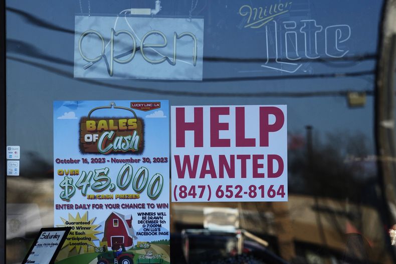 Un letrero avisando que un restaurante está contratando personal, en Buffalo Grove, Illinois, el 18 de enero de 2024. (Foto AP/Nam Y. Huh)