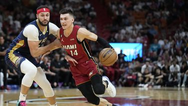 Herro anota 26 puntos y el Heat remonta sobre Pelicans