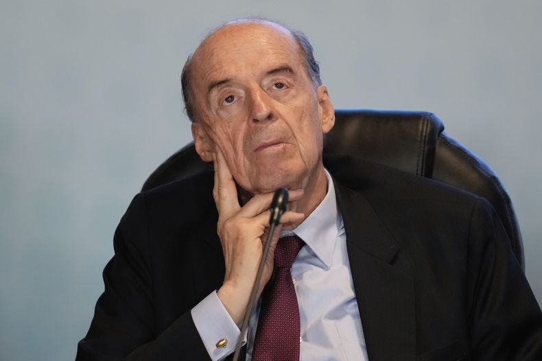ARCHIVO - El canciller de Colombia Álvaro Leyva asiste a una conferencia con delegados internacionales sobre la crisis política de Venezuela, en Bogotá, Colombia, el 25 de abril de 2023. (AP Foto/Fernando Vergara, Archivo)
