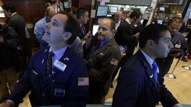 americateve | ARCHIVO - Foto de archivo, 19 de noviembre de 2013, de especialistas John Alatzas, izquierda, y, William Geier en la Bolsa de Nueva York. Wall Street abri&oacute; en alza el mi&eacute;rcoles 20 de noviembre de 2013 al reportar el gobierno un aumento sorpr