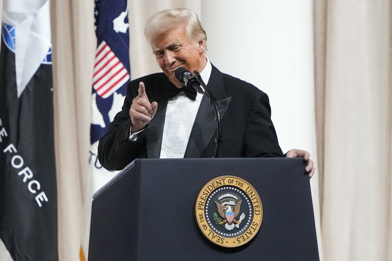 ARCHIVO - El presidente Donald Trump durante un baile tras su investidura, el lunes 20 de enero de 2025, en Washington. (AP Foto/Ben Curtis, Archivo)