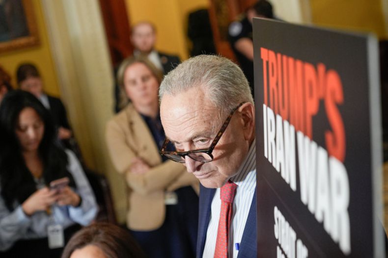 El líder de la minoría en el Senado estadounidense, Chuck Schumer, escucha en una conferencia de prensa tras un almuerzo de políticas en el Capitolio, el martes 14 de abril de 2026, en Washington. (AP Foto/Mariam Zuhaib)