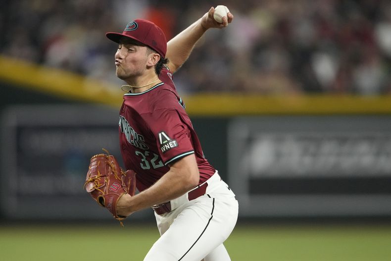 Brandon Pfaadt, lanzador de los Diamondbacks de Arizona, hace un lanzamiento ante los Bravos de Atlanta el jueves 11 de julio de 2024 (AP Foto/Matt York)