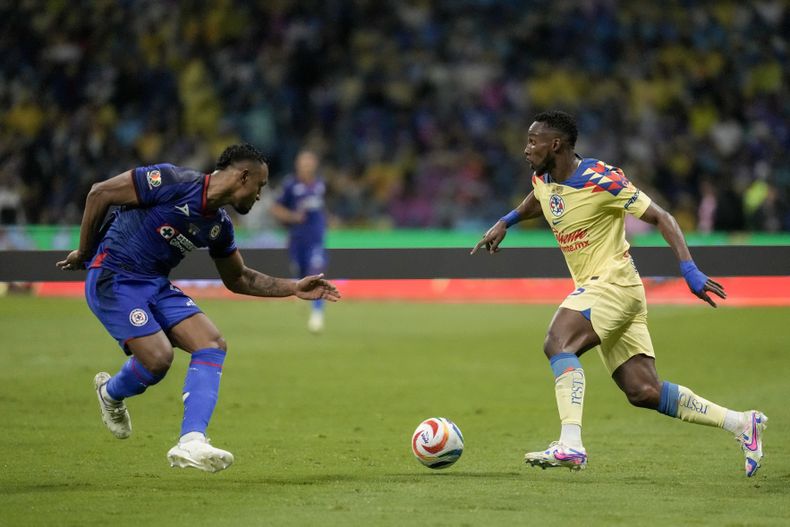 Julian Quiñonez, derecha, del América y Willer Ditta, de Cruz Azul, compiten por el balón durante el partido de vuelta de la final del futbol mexicano, en el estadio Azteca, el domingo 26 de mayo de 2024. (AP Foto/Eduardo Verdugo)