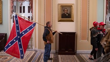 fiscales de eeuu imputan al hombre que llevaba una bandera confederada en el asalto al capitolio y a su hijo