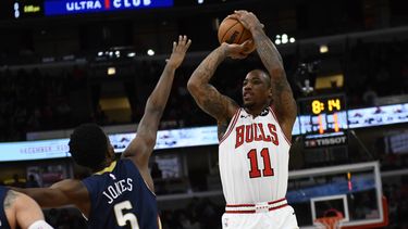 DeMar DeRozan (11) de los Bulls de Chicago dispara al aro ante Herb Jones de los Pelicans de Nueva Orleáns, el sábado 2 de diciembre de 2023, en Chicago. (AP Foto/Paul Beaty)