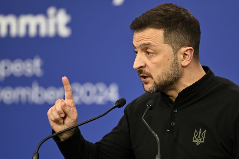 El presidente de Ucrania, Volodymyr Zelenskyy, habla durante una conferencia de prensa durante una cumbre de la Comunidad Politica Europea en el estadio Puskas de Budapest, Hungría, el jueves 7 de noviembre de 2024. (AP Foto/Denes Erdos)