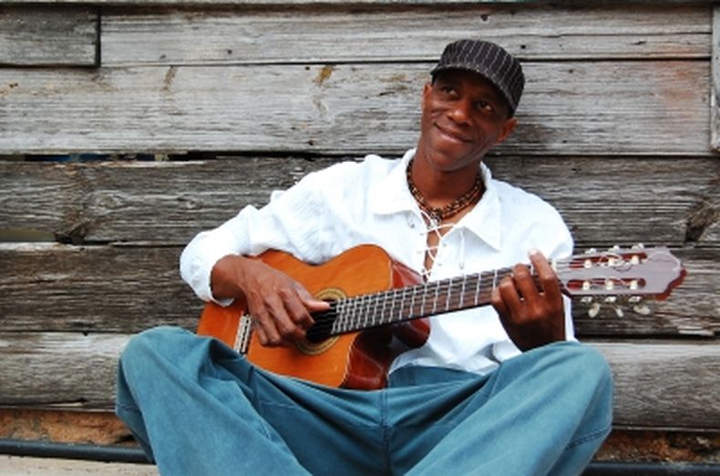 Desde Puerto Rico critica al exilio histórico por querer 'trasladar' sus ideas a la generación actual, 'que vive sin remordimiento ni odio contra el Gobierno'. Dice que tras la polémica le han ofrecido 'más presentaciones'.