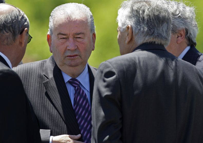 El presidente de la AFA, Julio Grondona, centro, acude al funeral del presidente de Boca Juniors, Pedro Pompilio, el 31 de octubre de 2008 en Buenos Aires. Grondona falleci&oacute; el 30 de julio de 2014, a los 82 a&ntilde;os. (AP Photo/Natacha Pisarenko,