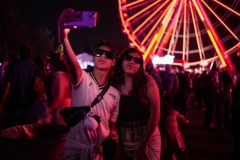 Fans se toman una selfie en el Coca-Cola Flow Fest en la Ciudad de México el sábado 23 de noviembre de 2024. (Foto AP/Félix Márquez)