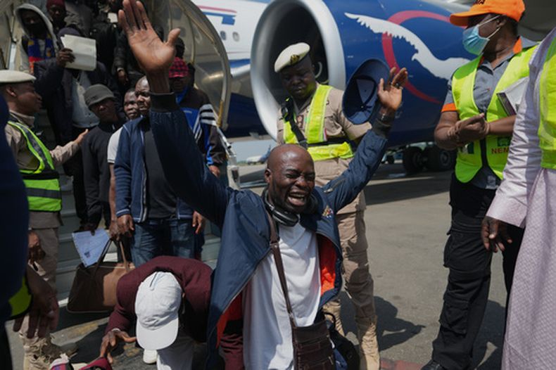 Ciudadanos nigerianos repatriados desde Sudáfrica, tras preocupaciones sobre disturbios, reaccionan a su llegada al Aeropuerto Internacional Murtala Muhammed en Lagos, Nigeria, el 11 de junio de 2026. (AP Foto/Sunday Alamba)