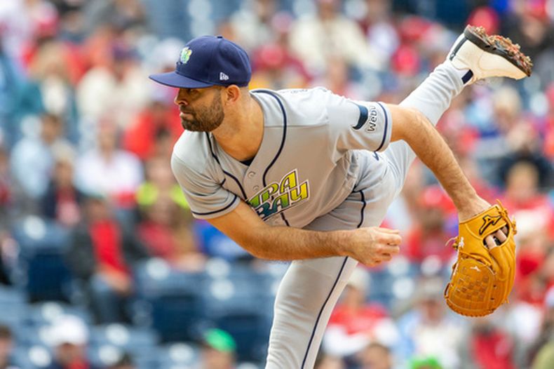 El pitcher de los Rays de Tampa Bay Nick Martinez lanza en la primera entrada ante los Filis de Filadelfia el domingo 27 de septiembre del 2026. (AP Foto/Laurence Kesterson)