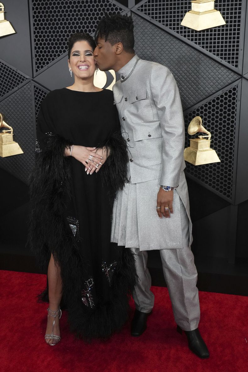 Suleika Jaouad, izquierda, y Jon Batiste llegan a la 66a edición de los Premios Grammy el domingo 4 de febrero de 2024 en Los Ángeles. Batiste está nominado y se presentará en los Oscar el 10 de marzo. (Foto Jordan Strauss/Invision/AP)