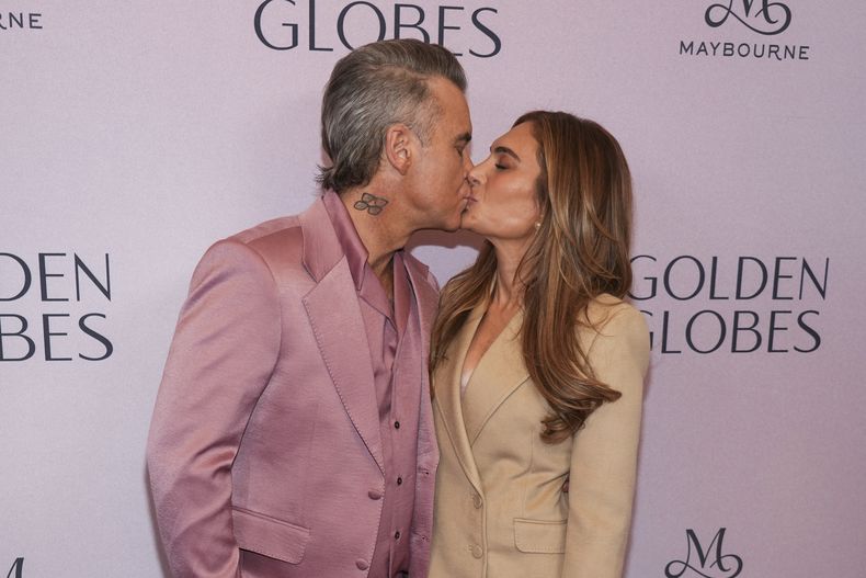 Robbie Williams, izquierda, y Ayda Field Williams llegan a la celebración de los nominados por primera vez a los Globos de Oro el martes 17 de diciembre de 2024 en The Maybourne Beverly Hills en Beverly Hills, California. (Foto AP/Chris Pizzello)