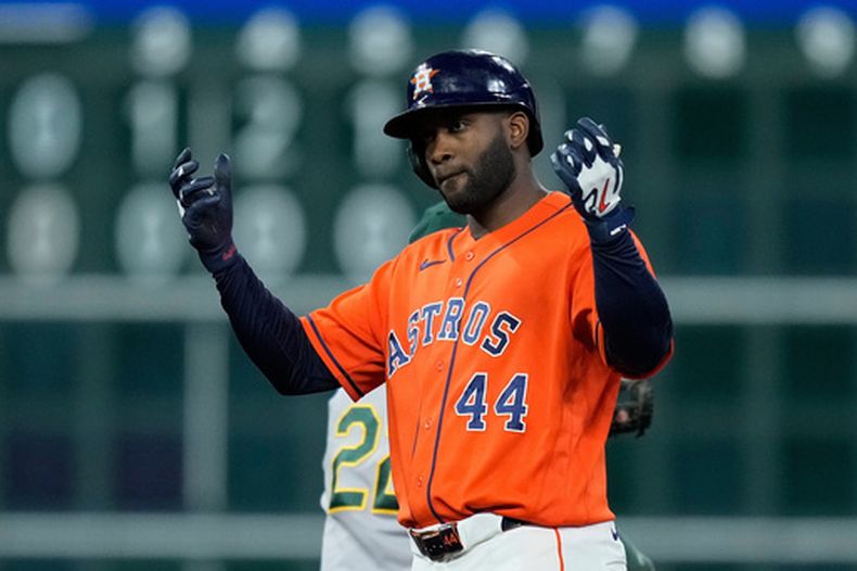 El cubano Yordan Álvarez, de los Astros de Houston, festeja luego de disparar un doble productor ante los Atléticos, el viernes 21 de agosto de 2026 (AP Foto/Kevin M. Cox)