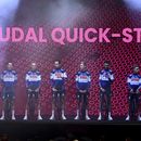 Los integrantes del equipo Soudal Quick-Step posan durante su presentación en el Giro dItalia, en la Plaza Salotto, en Pescara, Italia, el 4 de mayo de 2023. (Fabio Ferrari/LaPresse via AP)