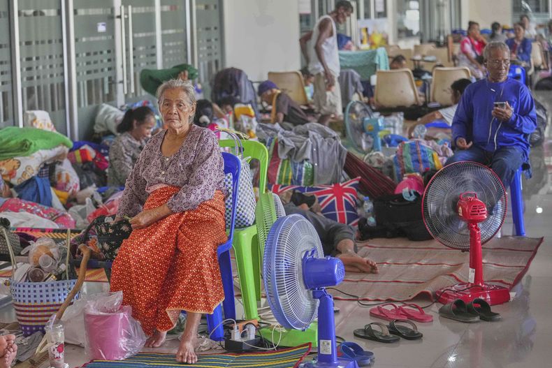 Residentes tailandeses que huyeron de sus hogares tras enfrentamientos entre soldados tailandeses y camboyanos descansan en un centro de evacuación en la provincia de Surin, Tailandia, el lunes 28 de julio de 2025. (AP Foto/Sakchai Lalit)