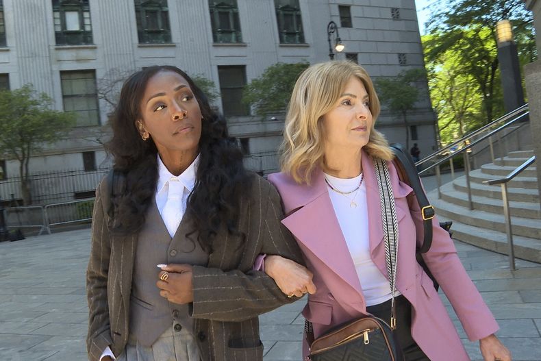 ARCHIVO - La cantante Dawn Richard y la abogada Lisa Bloom salen del tribunal federal durante el juicio por tráfico sexual de Sean Diddy Combs, el lunes 19 de mayo de 2025. (Foto AP/Ted Shaffrey, arhivo)