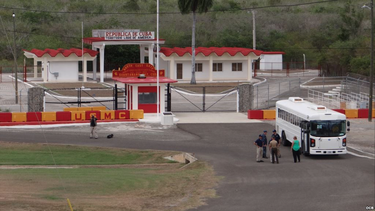 ocho jovenes cienfuegueros, procesados por acercarse a la base naval de guantanamo