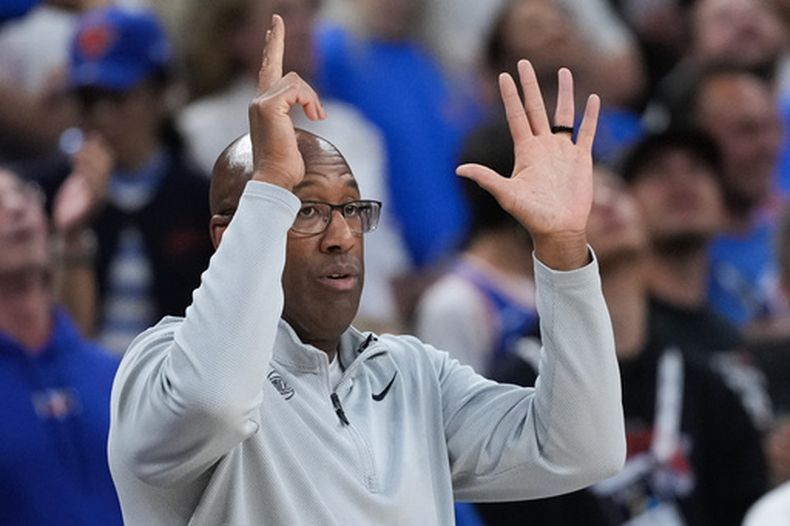 El entrenador en jefe de los Knicks de Nueva York, Tom Thibodeau, da una indicación durante la primera mitad del Juego 2 de la serie de las Finales de la NBA contra los Spurs de San Antonio, el viernes 5 de junio de 2026, en San Antonio. (Foto AP/Eric Gay)