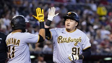 Ji Man Choi (91), de Corea del Sur, celebra su cuadrangular de dos carreras en contra de los Diamondbacks de Arizona, con Carlos Santana, izquierda, durante la segunda entrada del juego de béisbol, el domingo 9 de julio de 2023, en Phoenix. (AP Foto/Ross D. Franklin)