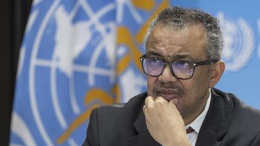ARCHIVO - Tedros Adhanom Ghebreyesus, director general de la Organización Mundial de la Salud (OMS), habla a periodistas durante una conferencia de prensa en la sede de la OMS en Ginebra, Suiza, el 6 de abril de 2023. (Martial Trezzini/Keystone via AP, Archivo)
