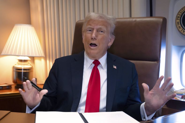 ARCHIVO - El presidente Donald Trump habla con la prensa a bordo del Air Force One el 9 de febrero de 2025, mientras se dirige a Nueva Orleans. (AP Foto/Ben Curtis, archivo)