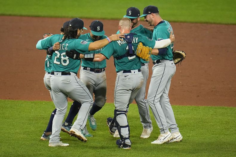 Jugadores de los Marineros de Seattle celebran después de derrotar 13-1 a los Orioles de Baltimore durante el juego de béisbol el viernes 23 de junio de 2023, en Baltimore. (AP Foto/Julio Cortez)