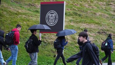 Alumnos pasan por el campus de la Universidad de Cornell en Ithaca, Nueva York, el jueves 1 de octubre de 2026. (AP Foto/Matt Rourke)