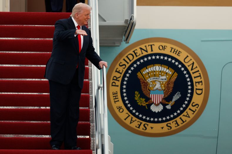 El presidente Donald Trump habla con la prensa mientras baja las escaleras del Air Force One a su llegada a la Base Conjunta Andrews, Maryland, el domingo 9 de noviembre de 2025, tras regresar de su residencia de Mar-a-Lago en Palm Beach, Florida, y de camino a un partido de fútbol americano entre los Commanders de Washington y los Lions de Detroit. (AP Foto/Luis M. Alvarez)