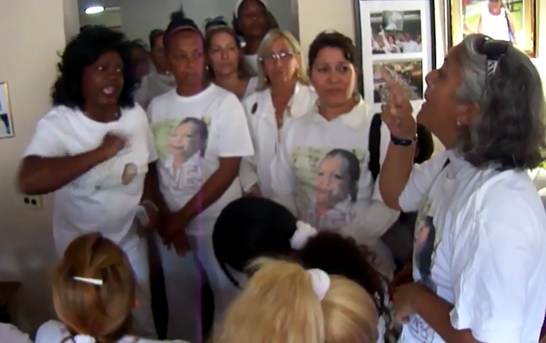 Berta Soler y Alejandrina García de la Riva discuten en la sede de las Damas de Blanco, el pasado 16 de diciembre.