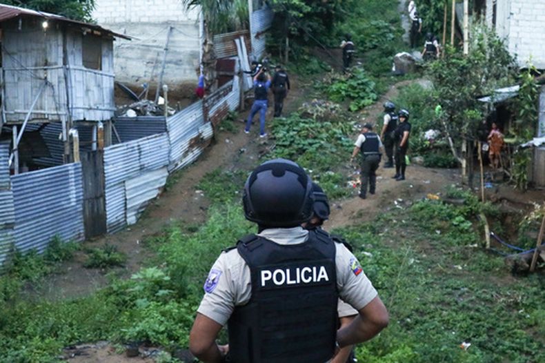 ARCHIVO - Policías realizan una operación de búsqueda de armas y/o drogas en el barrio de Nueva Guayaquil, en Guayaquil, Ecuador, el 4 de abril de 2024. (AP Foto AP/César Muñoz/Archivo)