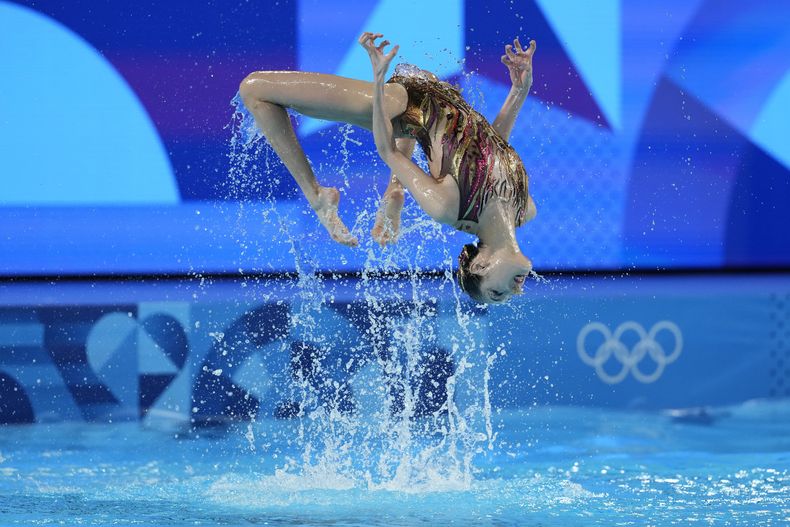 Las chinas Wang Liuyi y Wang Qianyi compiten en la rutina libre de dúos de la natación artística en los Juegos Olímpicos, el sábado 10 de agosto de 2024, en Saint-Denis, Francia (AP foto/Lee Jin-man)