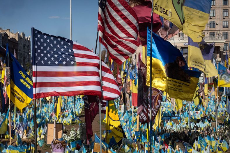 Banderas ucranianas y estadounidenses en un memorial improvisado en Kiev, Ucrania, el 27 de septiembre del 2024. (AP foto/Efrem Lukatsky)