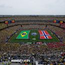 Las banderas de Brasil y Noruega se despliegan antes del partido entre ambos países en los octavos de final de la Copa del Mundo, el domingo 5 de julio de 2026 en East Rutherford, Nueva Jersey (AP Foto/Stephen K.H. Moyes)