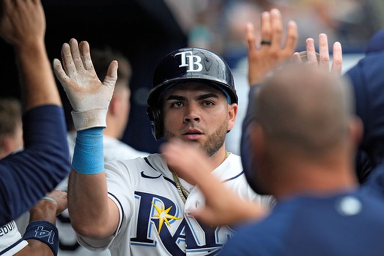 El mexicano Jonathan Aranda de los Rays de Tampa Bay celebra en el dugout tras anotar en el sencillo remolcador de Víctor Mesa en la tercera entrada ante los Angelinos de Los Ángeles el domingo 31 de mayo del 2026. (AP Foto/Chris OMeara)