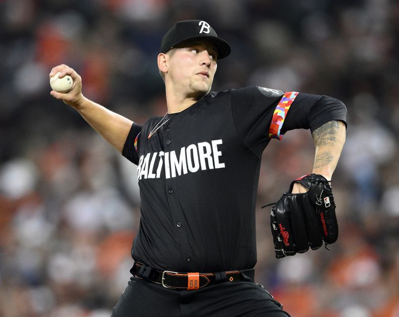 ARCHIVO - Tyler Wells, lanzador de los Orioles de Baltimore, lanza durante el juego de béisbol en contra de los Cerveceros de Milwaukee, el 12 de abril de 2024, en Baltimore. John Means y Wells se perderán lo que resta de la temporada debido a problemas en el codo que requieren de cirugía, en un duro golpe a la profundidad del cuerpo de lanzadores de Baltimore. mientras los Orioles buscan defender el título del Este de la Liga Americana. (AP Foto/Nick Wass, Archivo)