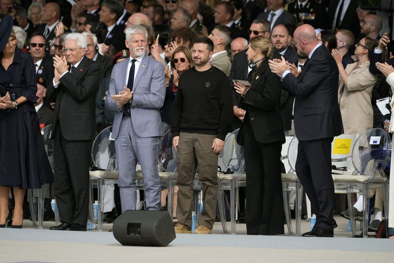 El presidente de Ucrania, Volodymyr Zelenskyy (centro), y otros mandatarios, durante la conmemoración del 80 aniversario del Desembarco de Normandía de la Segunda Guerra Mundial, el 6 de junio de 2024, en Normandía, Francia. (AP Foto/Evan Vucci)